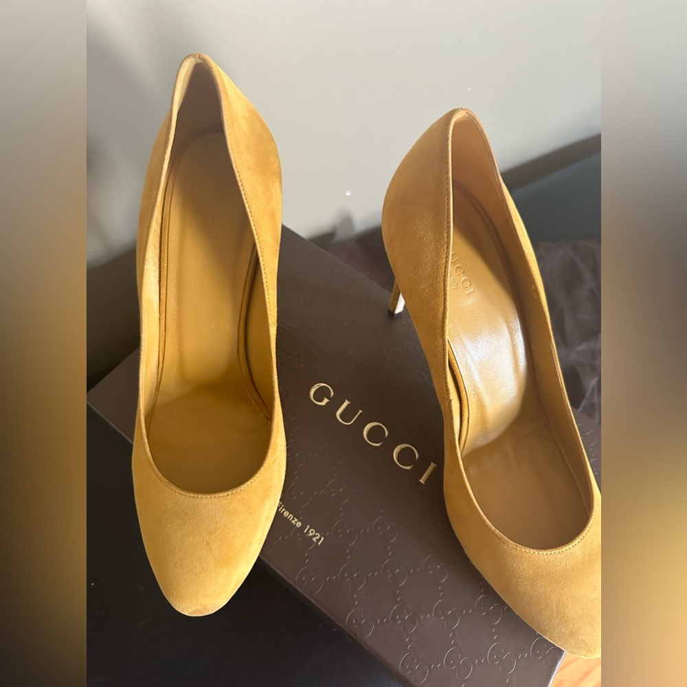Gucci Round toe pumps. Pre-owned, worn 1-2 times. Size 40 equivalent to size 10